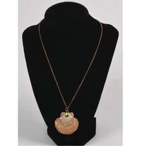 Vintage shell pendant gold tone necklace